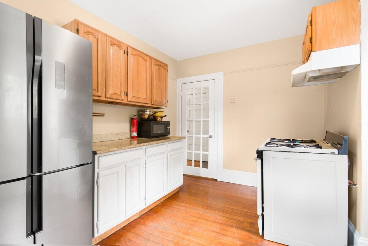 5814 Martin Luther King Jr Way Unit B, Oakland, CA 94609 Room for