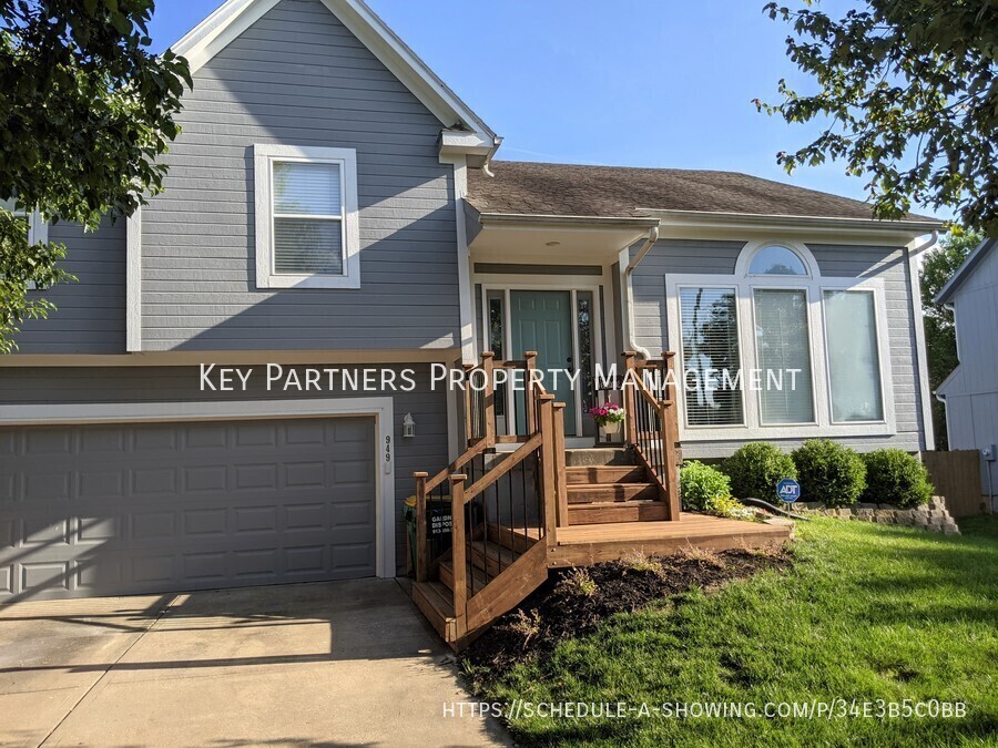Primary Photo - 949 Oak Crest Dr