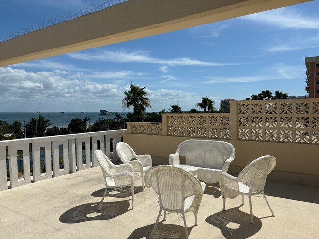 Huge roof deck w water views - 1200 N Shore Dr NE