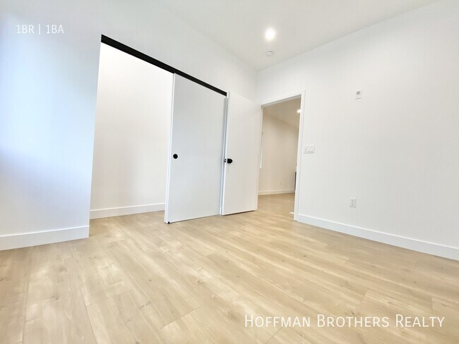 Foto del edificio - 6712 Willoughby Ave
