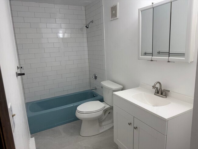 Baño - 224 Main St