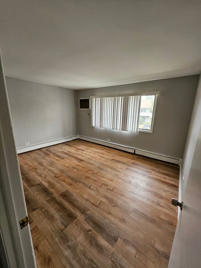 Building Photo - Remodeled 2 bed room 2 bathroom $1650