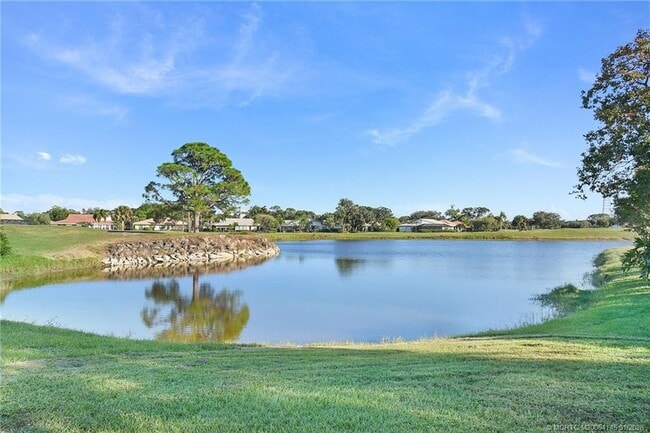 Building Photo - 2225 SW Creekside Dr