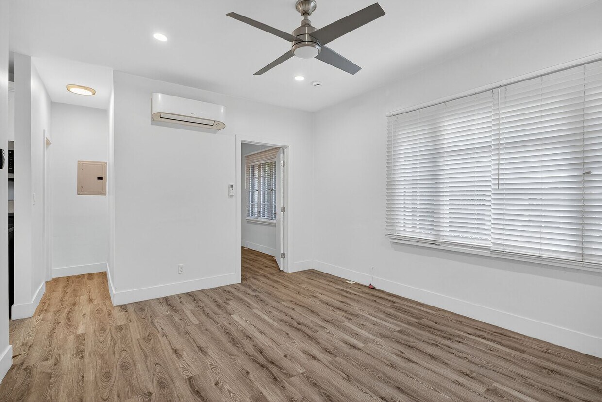 Foto principal - 405 W 3rd St