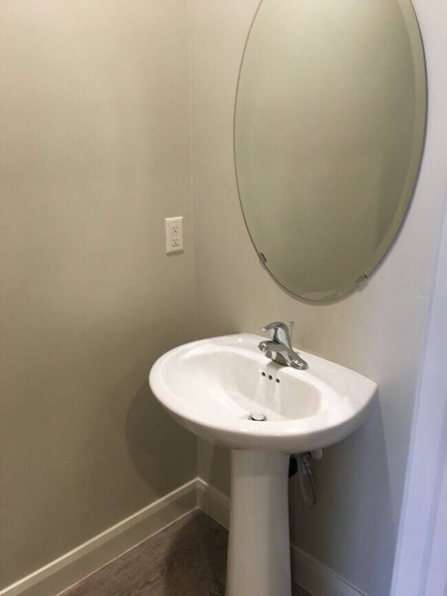 Foto del edificio - 3 bed 2 bath Townhome for rent, small dog allowed!