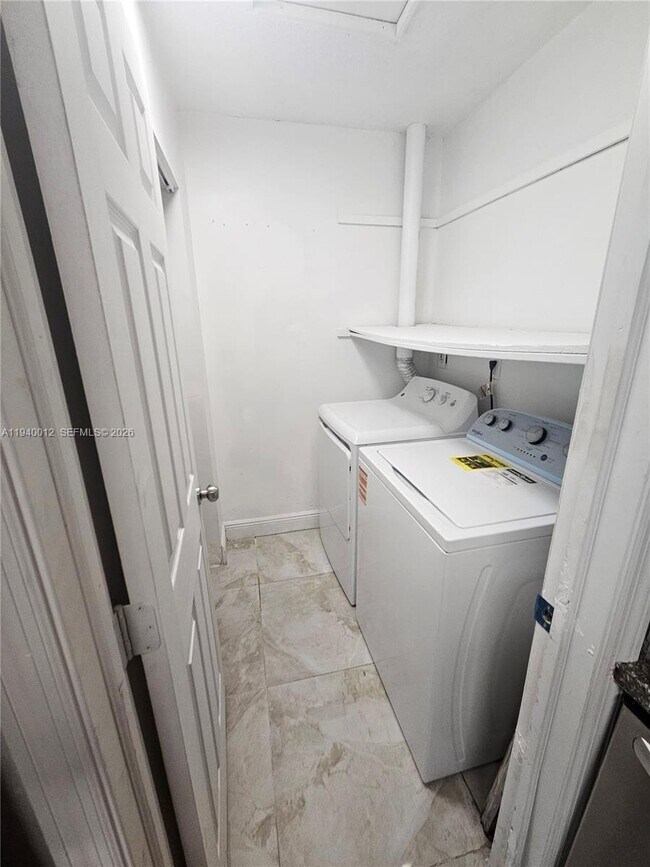 Foto del edificio - 5615 NW 27th Ct