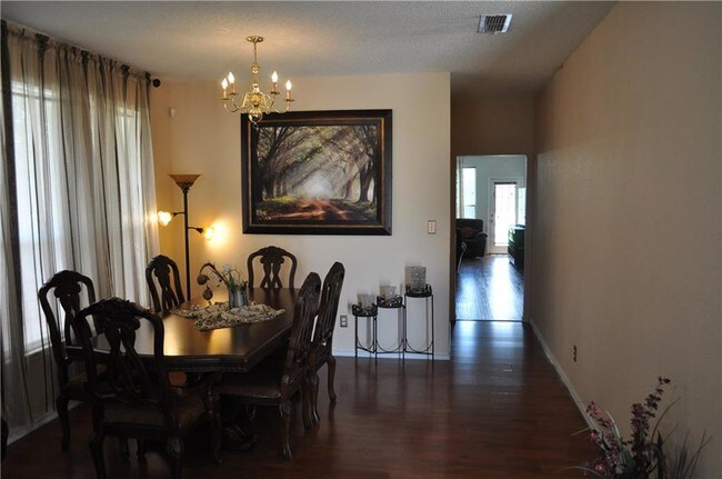 Foto del edificio - 7116 Park Creek Cir E