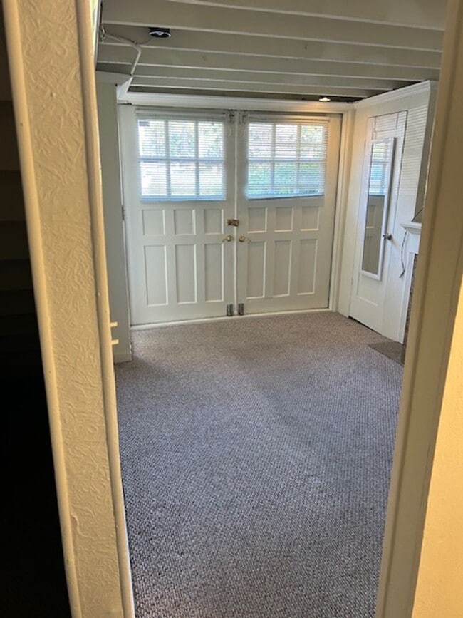 Building Photo - 405 California Dr