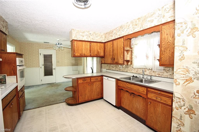 Building Photo - 3 br, 1.5 bath House - 210 E Cragmont Dr