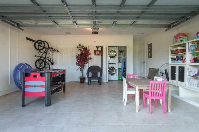 Foto del edificio - Beautiful Fully Furnished 4 Bedroom 3 Bath...