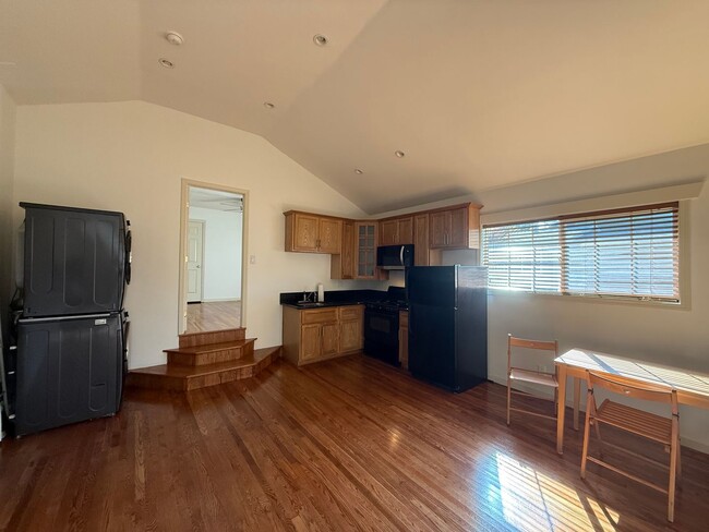 Building Photo - 1 bed, 1 bath Guest unit in Woodland Hills
