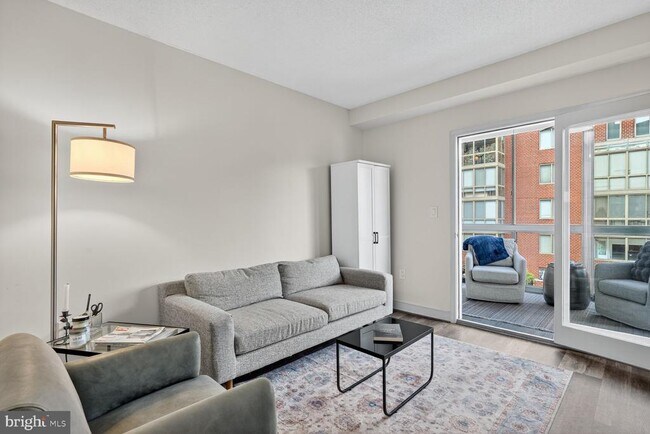 Foto del edificio - 1050 N Taylor St