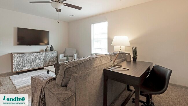 Foto del edificio - 610 Universal Dr