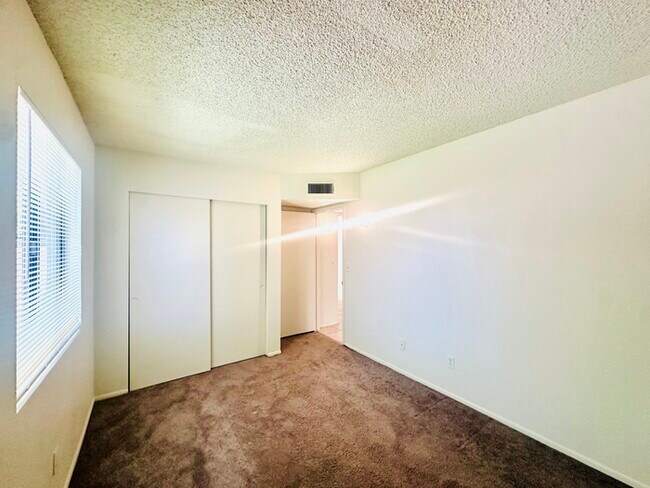 Foto del edificio - Spacious 2 Bedroom with Large Yard! Walkin...