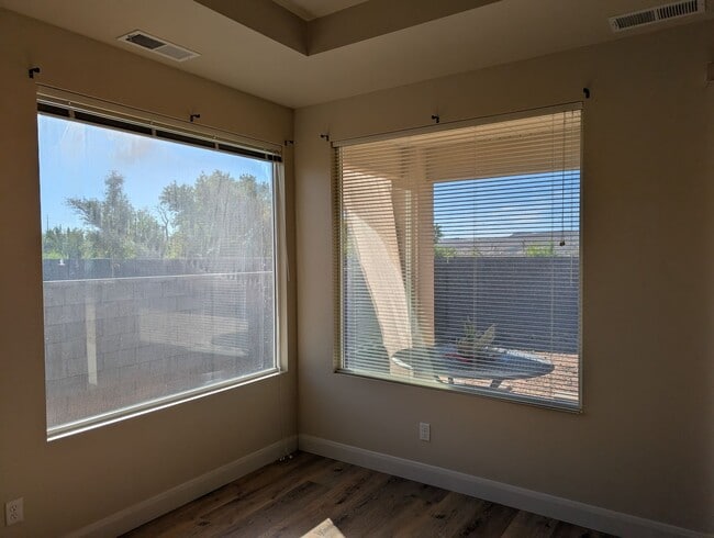 Building Photo - 951 N Main St