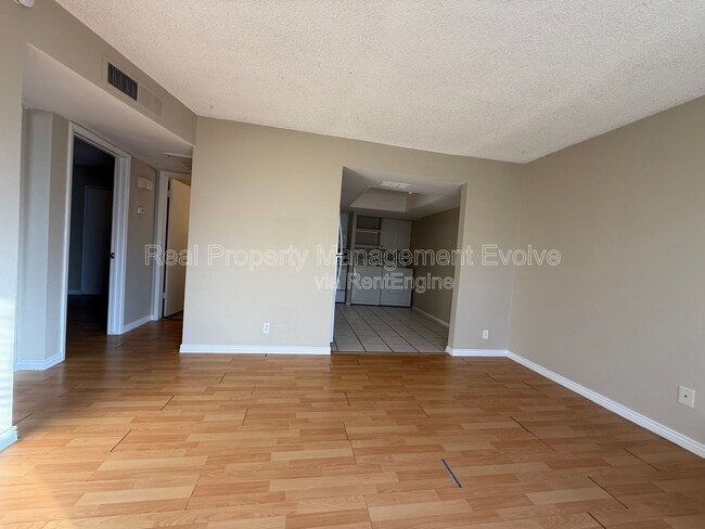 Foto del edificio - 8010 E Oak St