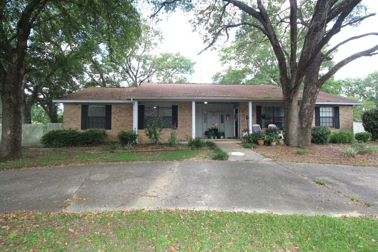 Foto principal - 2BD/1BA Duplex in NE Pensacola – Fenced Ya...