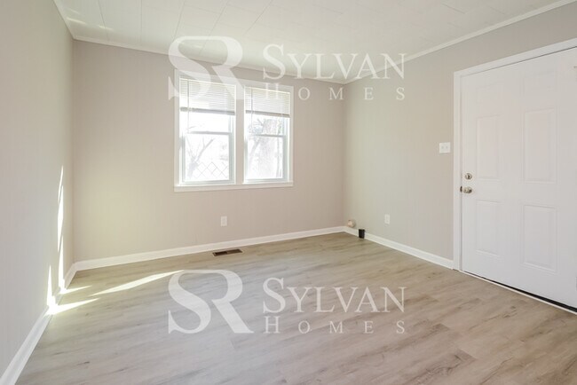 Building Photo - The living is easy in this lovely 2 bedroo...