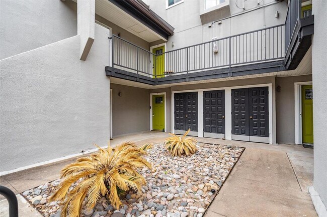 Building Photo - 935 La Posada Dr