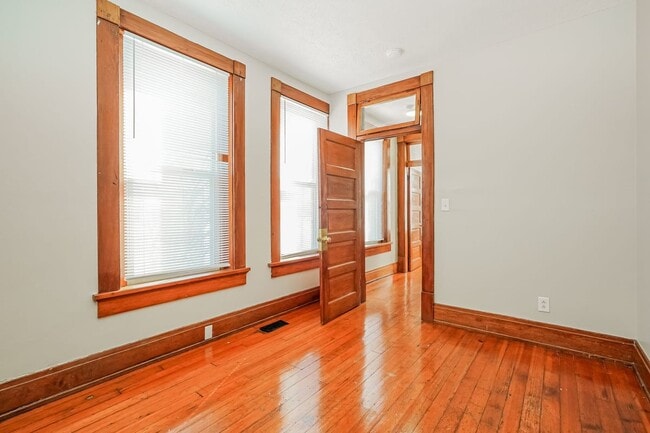 Foto del edificio - 804 E Main St