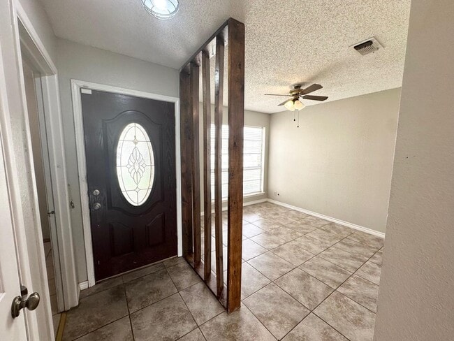 Building Photo - 3 Bed 2 Bath Ready To Rent!