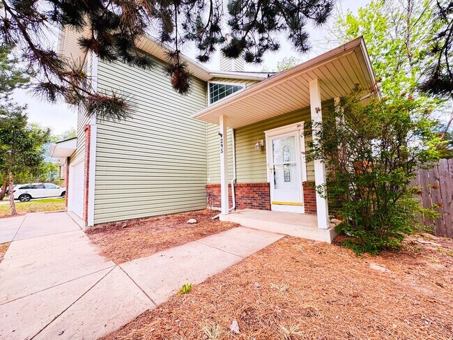 Foto del edificio - 4 bedroom with large backyard