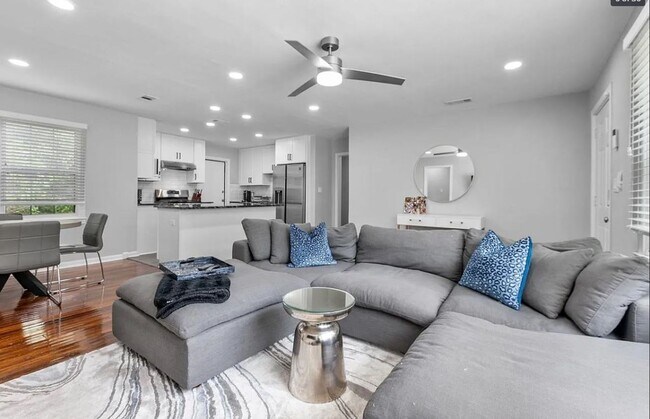 Foto del edificio - 4 bedroom 2 bath house fully renovated, Available August 2026!