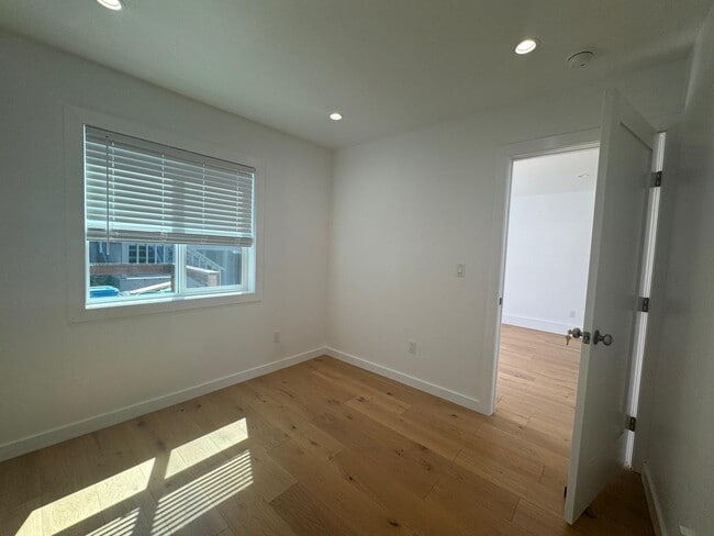 Building Photo - 53 Ledyard St