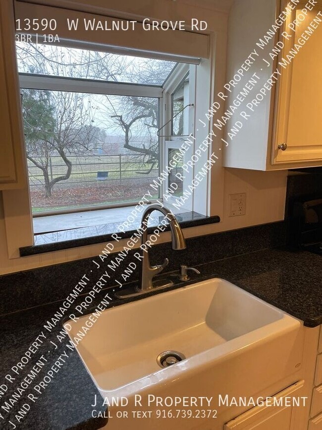 Foto del edificio - 13590 W Walnut Grove Rd