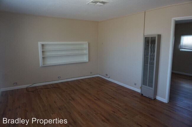 Building Photo - 214-216 N Canyon Dr