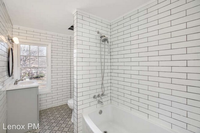 Foto del edificio - 3 br, 1 bath House - 5501 Three Mile Rd