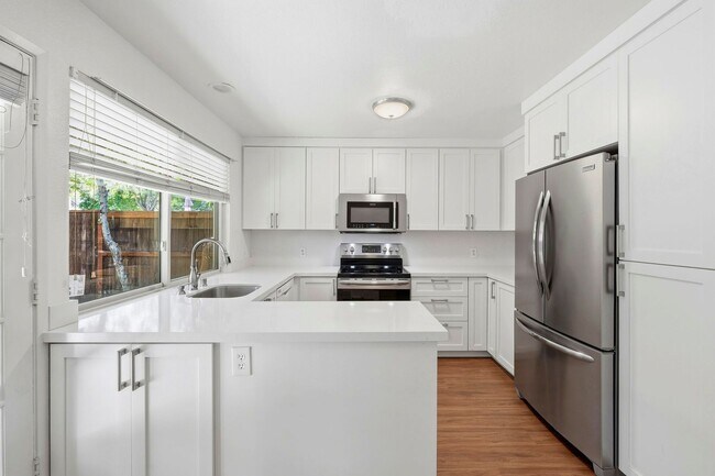 Foto del edificio - Luxury  2 bedroom Townhome in Great Location