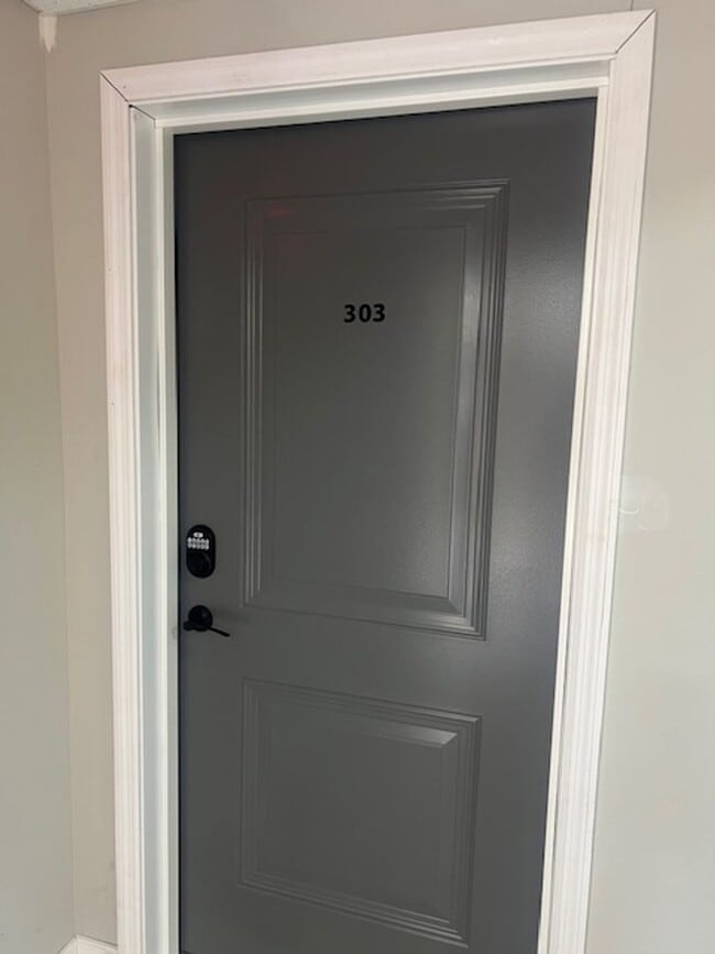 Building Photo - 1 Bedroom/1 Bath Newly Renovated Apartment for Lease