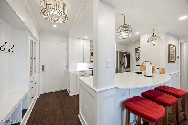 Foto del edificio - 555 Park Shore Dr