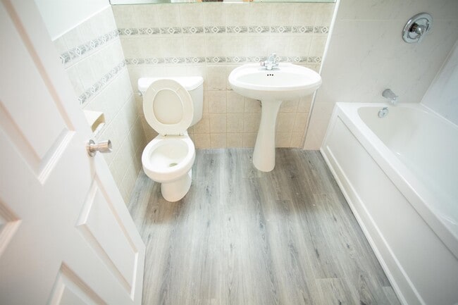 Photo du bâtiment - 76 Blakemanor Blvd