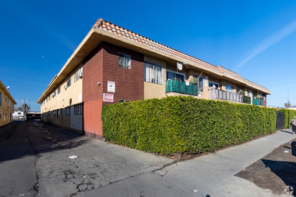 8633 Columbus Ave - Columbus Apartments