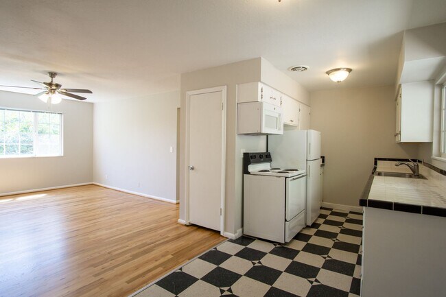 Building Photo - John's Landing Corner 2-Bedroom w W/D & De...