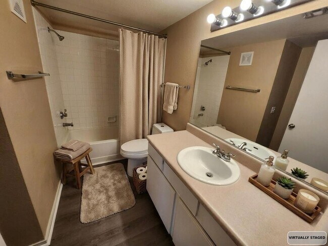 Foto del edificio - Centrally Located 2BD/2BTH Gated Condo With Luxury Vinyl Plank Flooring Throughout!!!