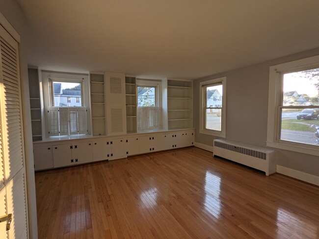 Master bedroom ensuite full bath - 51 Elm St