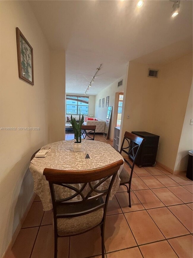 Foto del edificio - 1480 Euclid Ave