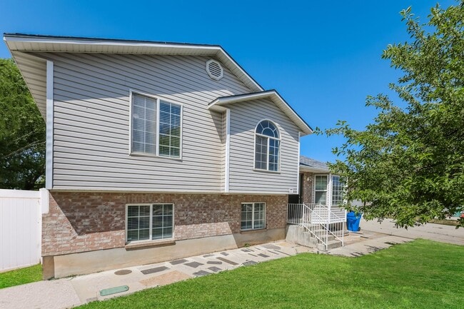 Building Photo - 4 Bed/ 3 Bathroom house in West Jordan