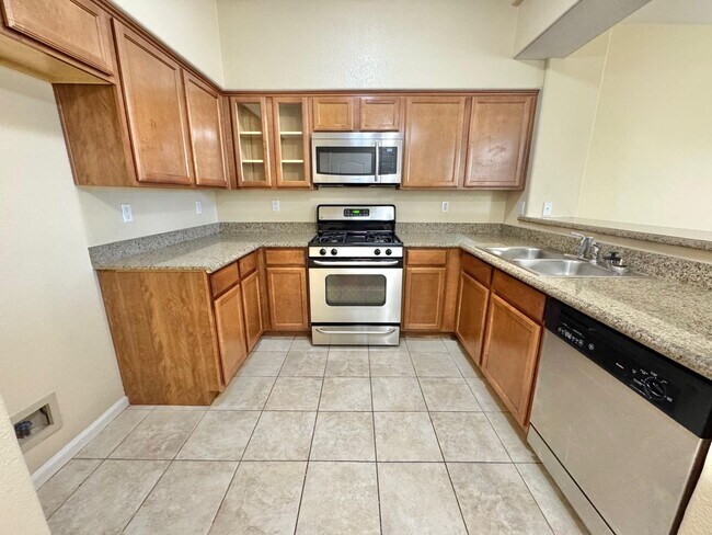Building Photo - ABSOLUTELY STUNNING 2 BEDROOM, 2 BATHROOM ...