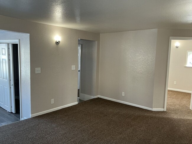 Building Photo - 3 Bedroom Single Family Home