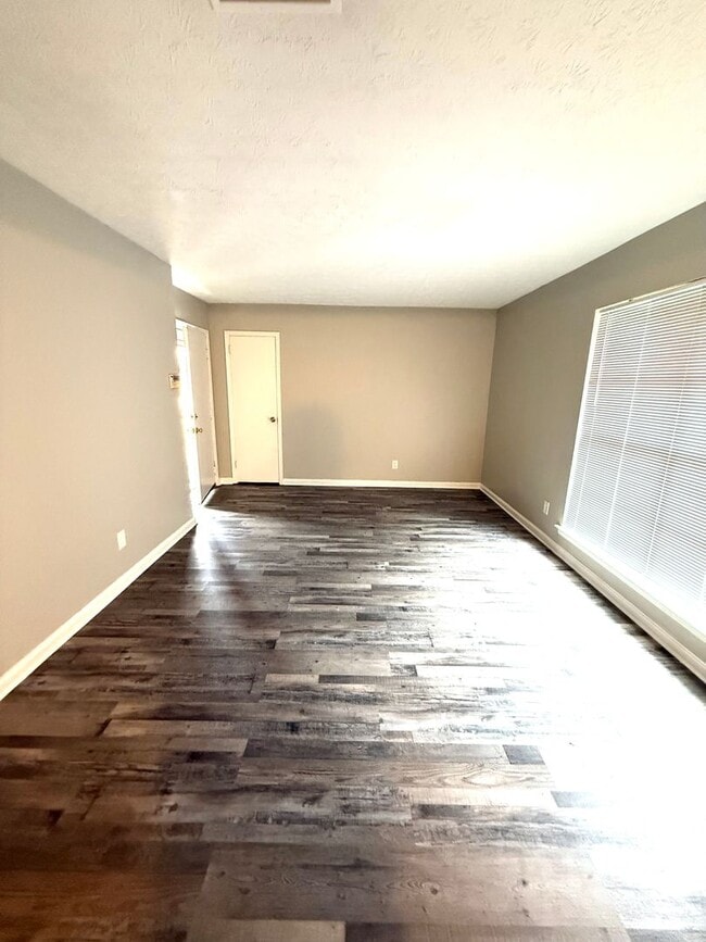 Foto del edificio - ** 3 Bed 1.5 Bath Located in South Lawn** ...