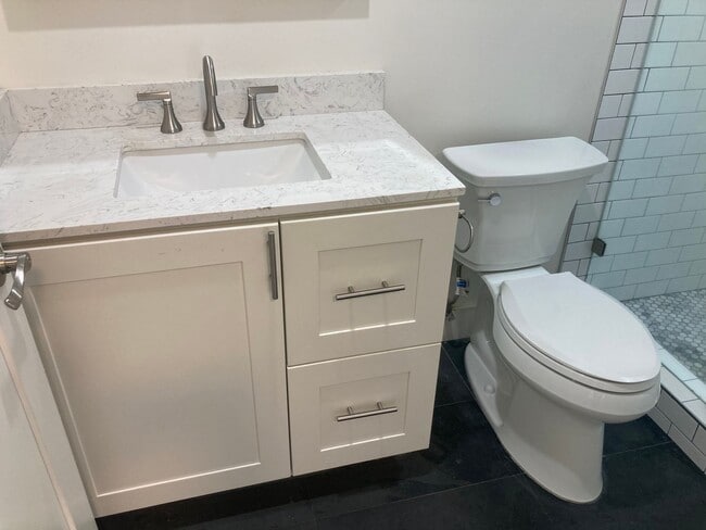 Building Photo - Recently Remodeled 1-Bedroom, 1-Bathroom Unit