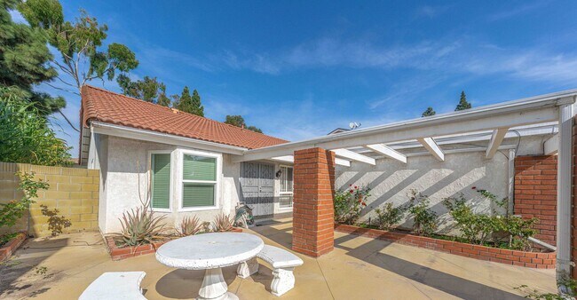 Building Photo - Elegant Parkside Residence Offering Refine...