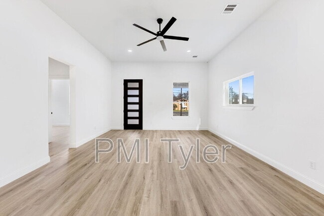 Building Photo - 1269 Bonham St