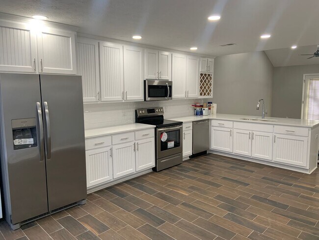 Foto del edificio - Newly Remodeled Duplex Available this Fall!