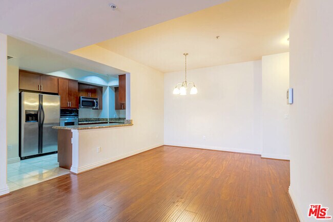 Building Photo - 601 N Serrano Ave