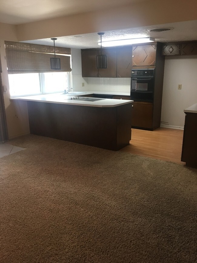 Building Photo - Condo on golf course!